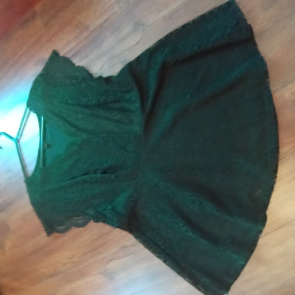 Torrid cap sleeved lined lace top. Size 0/14 - Picture 1 of 5